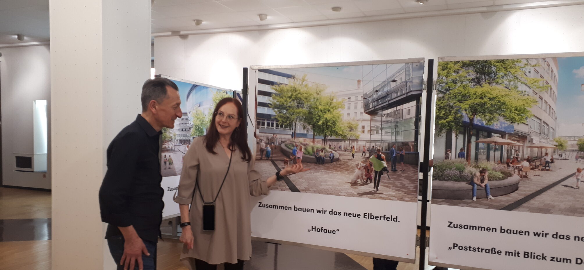 Astrid Ißleib im Baustelle-Info-Büro vor den Renderings der Umgestaltung der Elberfelder Innenstadt.