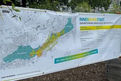 Ein Banner erklärt das Projekt InnenBandStadt