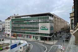 Blick auf die Fassade des Kaufhof-Gebäudes, noch mit Galeria-Schild