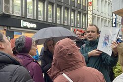 Archäologe bei der Präsentation der Ausgrabungsstätte.