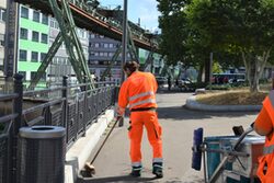 Mitarbeiter des Eigenbetriebs Straßenreinigung räumen im Wupperpark Ost auf