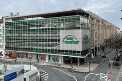 Glas- und klassische Stein-Fassade des Kaufhofgebäudes mit Blick aus Richtung Neumarkt